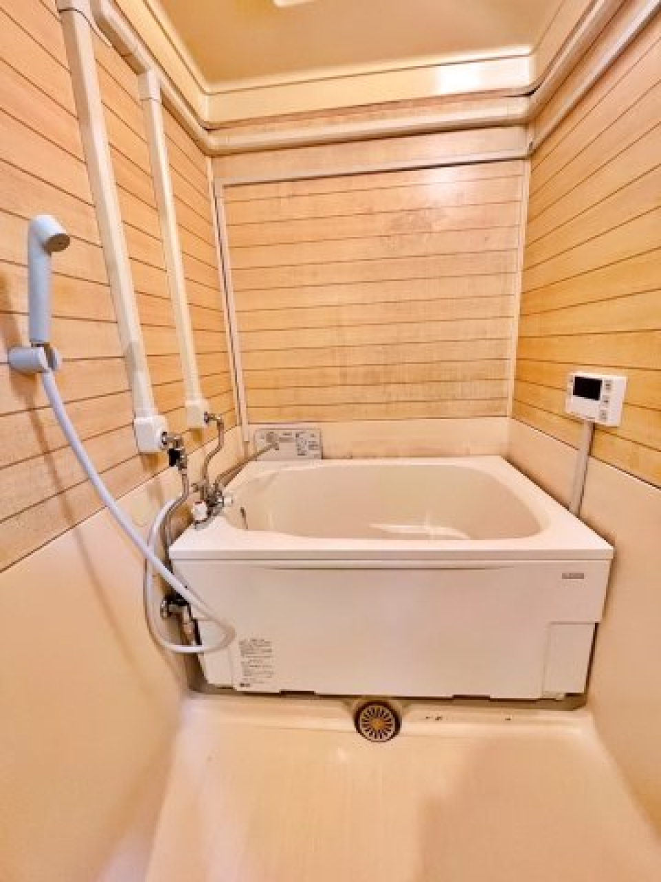 ナチュラルなパネルが導入された浴室です。