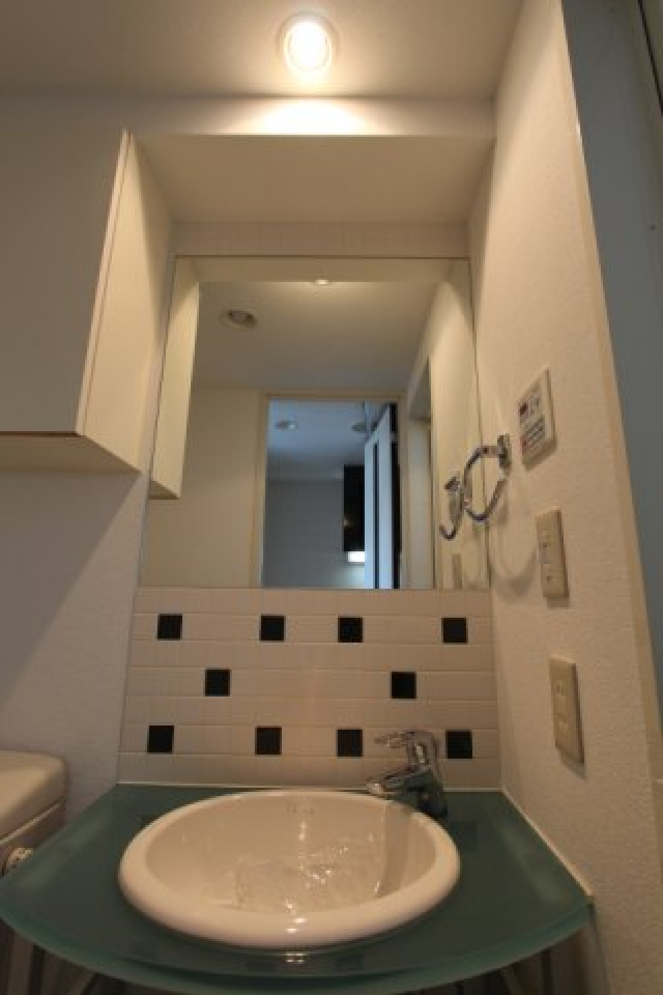 ドットのように見えるタイルで装飾された洗面台。※参考写真