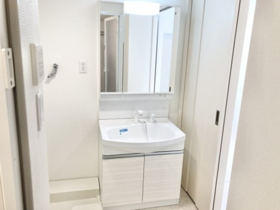 洗面は三面鏡で収納扉もしっかりかわいい