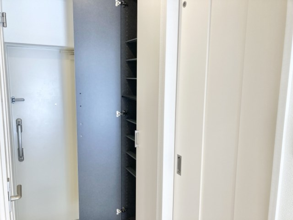 シューズボックスはこんな感じ。一人分の靴は十分収納できそう