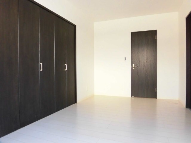 別角度からの洋室。