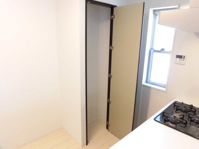 キッチン後ろには収納スペースがあるのでパントリーとして活用できそう