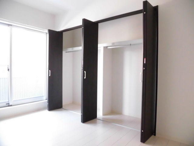 収納は扉を開けるとこんな感じです。