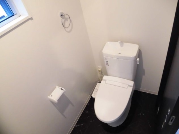 トイレの様子。シックな色味が落ち着きますね