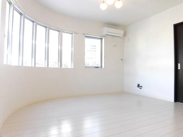 キッチン側から見たLDKの様子です。家具の配置を工夫してオシャレ空間作っちゃいましょう！