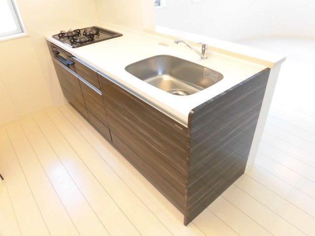 キッチンは対面式、3口ガスコンロです