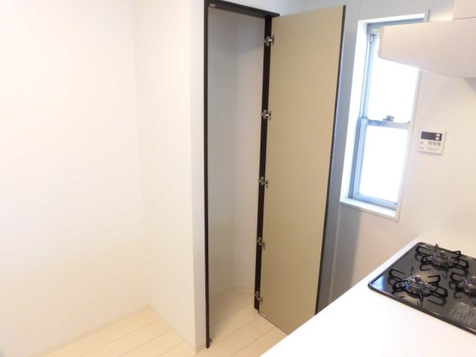 キッチン後ろには収納スペースがあるのでパントリーとして活用できそう