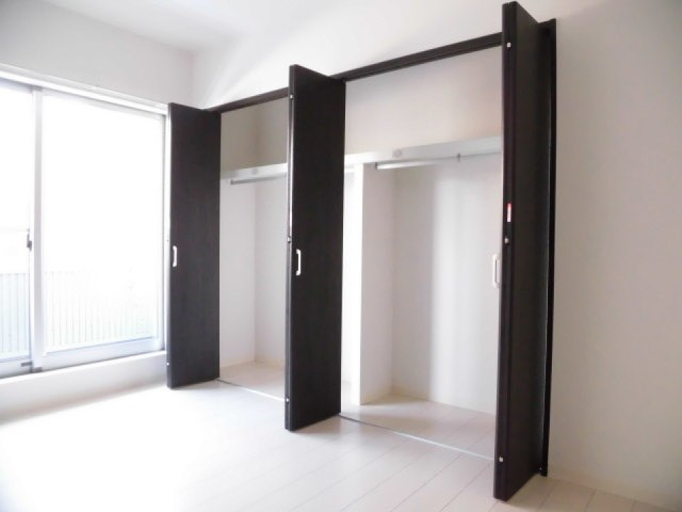 収納は扉を開けるとこんな感じです。