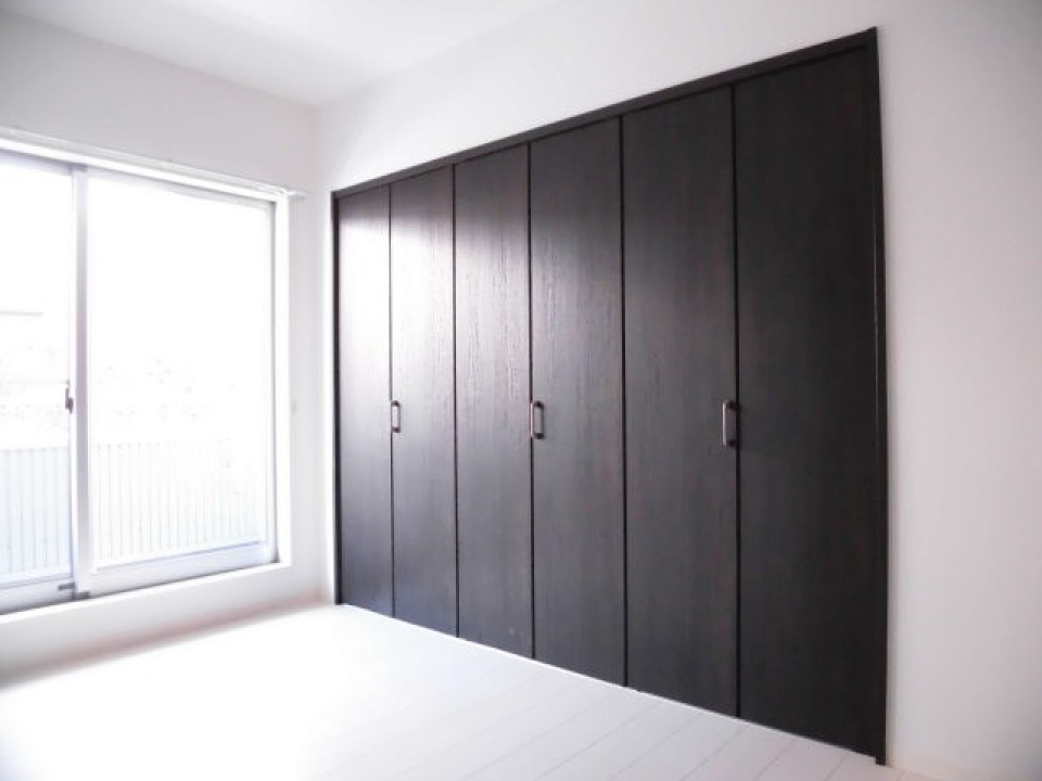 洋室の1面は収納スペースになっています。