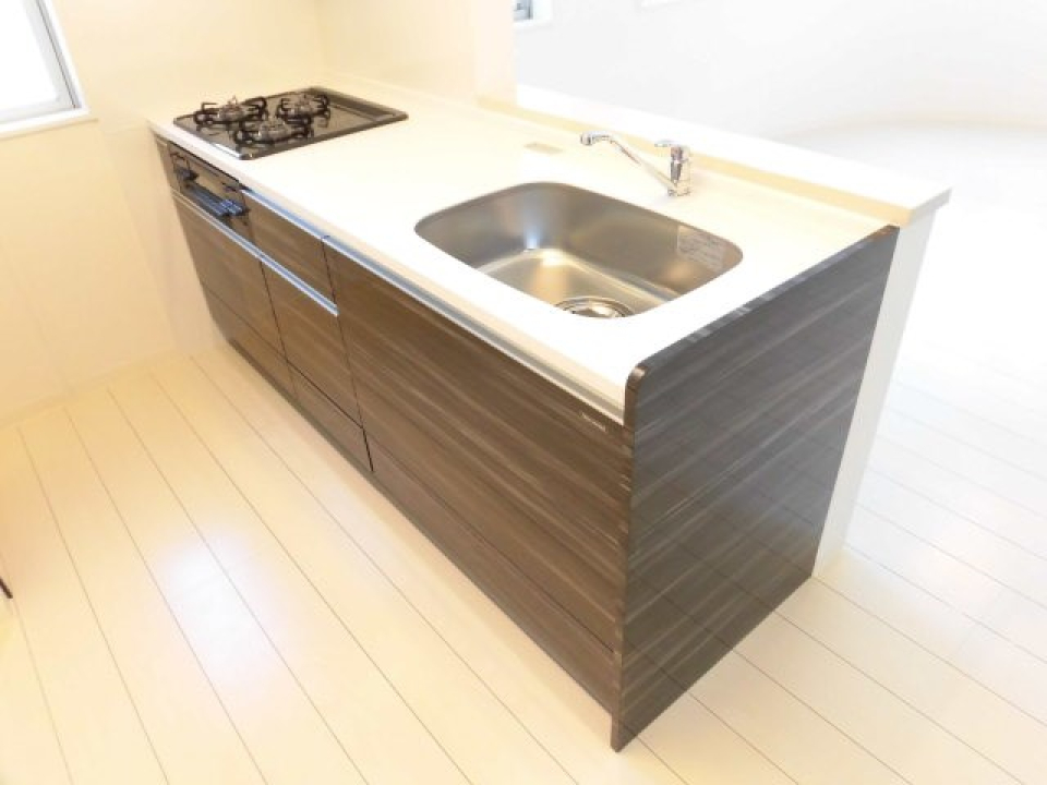 キッチンは対面式、3口ガスコンロです