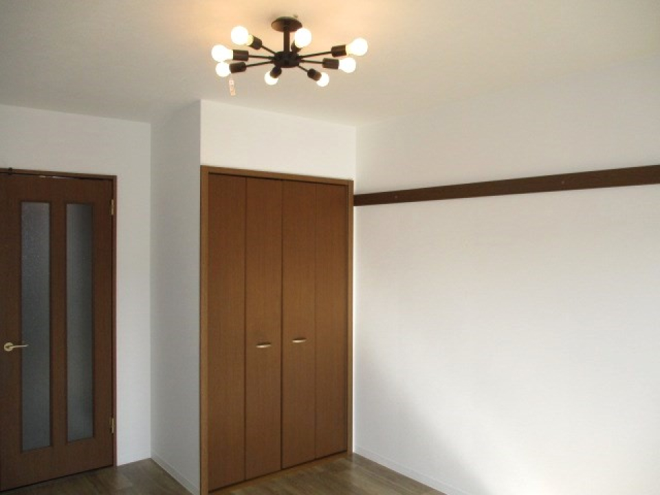 洋室には収納スペースがあります