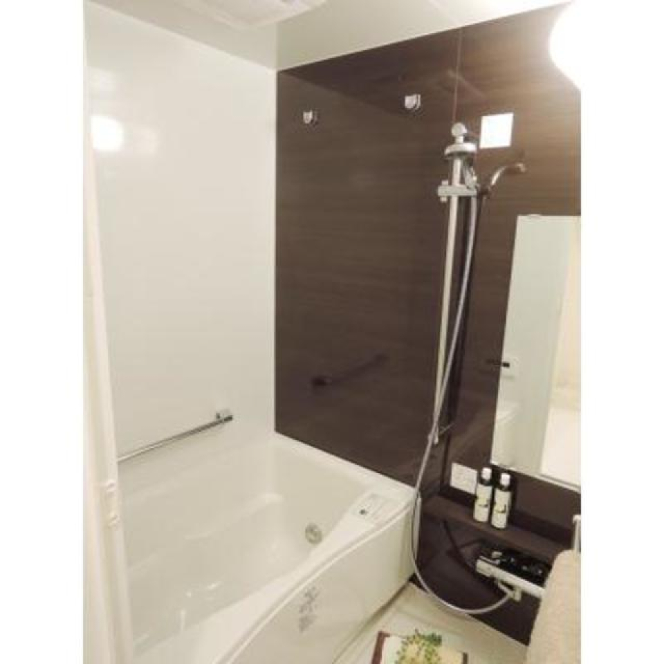 浴室です。シンプルな造りです。
※写真は同タイプ住戸です。装飾品はイメージです。