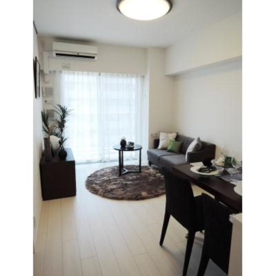 左手に洋室があります。
※写真は同タイプ住戸です。装飾品はイメージです。