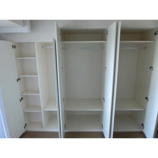 収納を開けた時の様子。※写真は同タイプ住戸です。