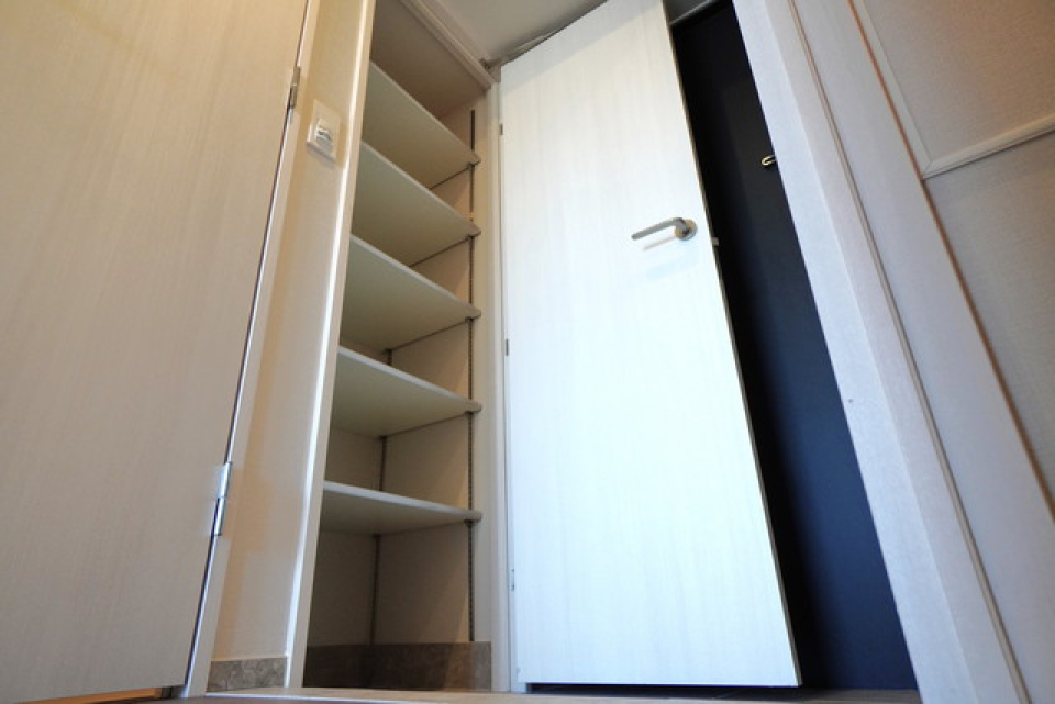 玄関にはシューズボックスが付いています。
※写真は同タイプ住戸です。