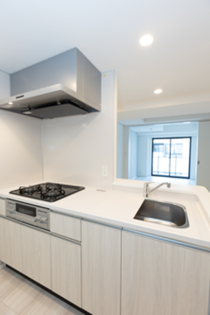 ３口のガスコンロが設置されたキッチン。ゆとりがあって調理がしやすそうです。※写真は同タイプ住戸です。