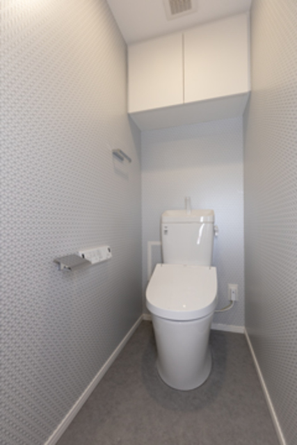 棚があるので日用品をストックできます。※写真は同タイプ住戸です。