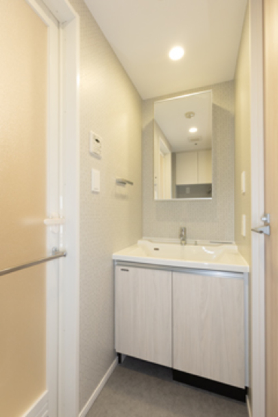 シンプルなデザインの一面鏡。※写真は同タイプ住戸です。