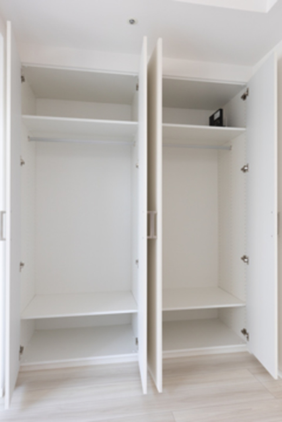 丈の長い衣服も片付けられます。棚板があり、種類ごとに整理整頓もしやすそうです。※写真は同タイプ住戸です。