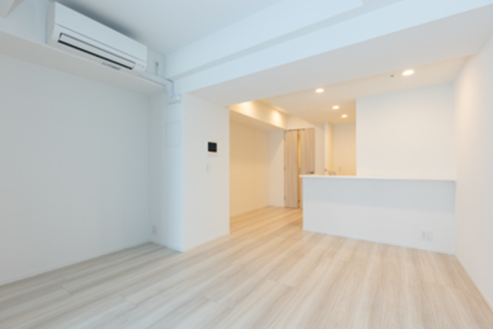 カウンター付きのキッチン。１０．５帖のリビングダイニングです。※写真は同タイプ住戸です。