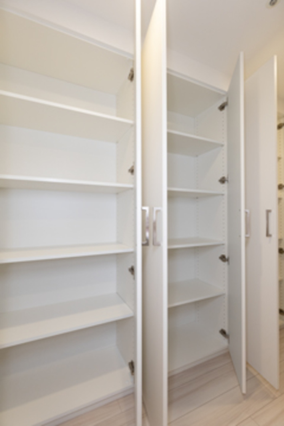 廊下の壁一面にはたっぷりの扉付き収納。日用品のストックができて便利です。※写真は同タイプ住戸です。