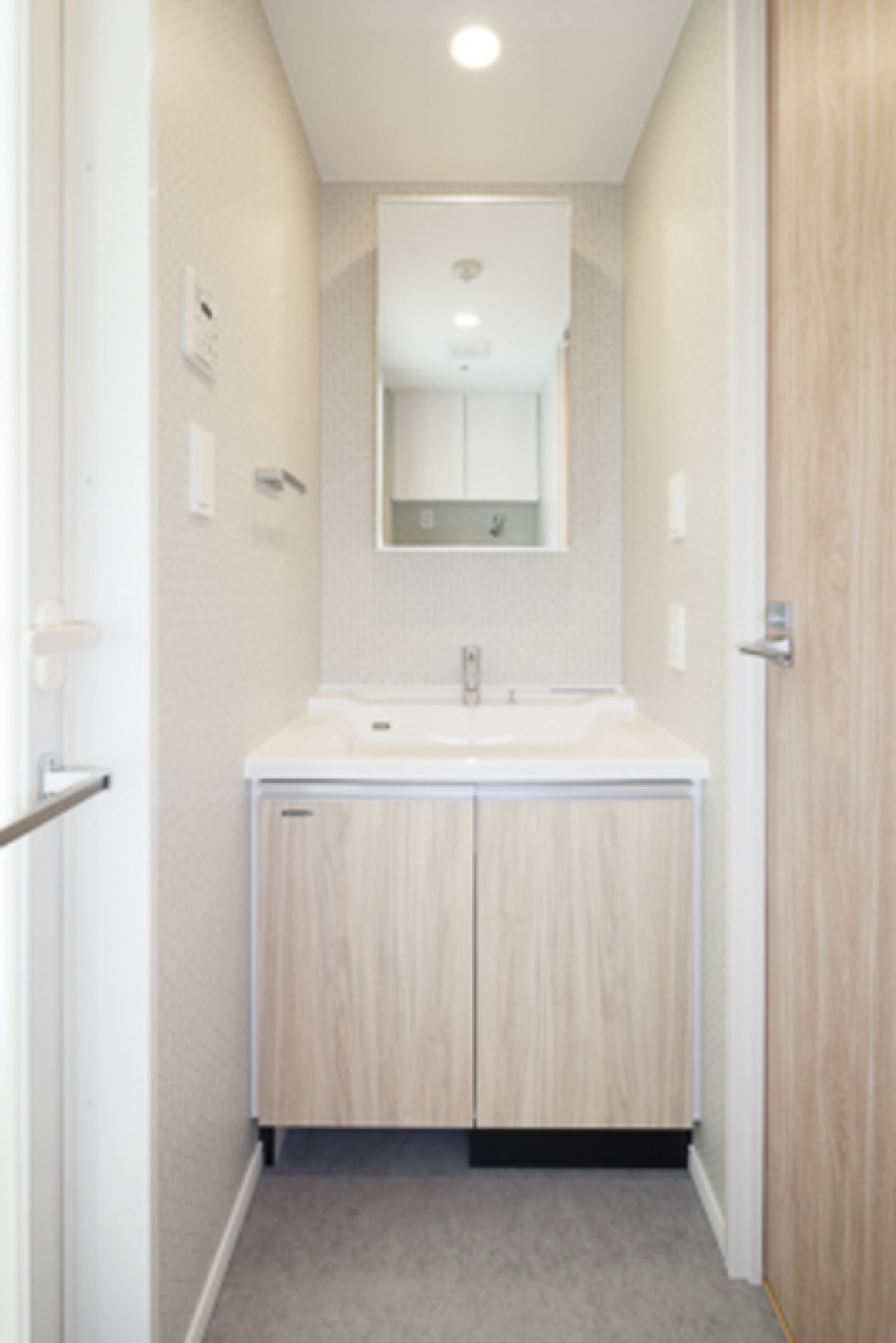 ちょっとだけ高いところに設置された洗面台の鏡。※写真は同タイプ住戸です。