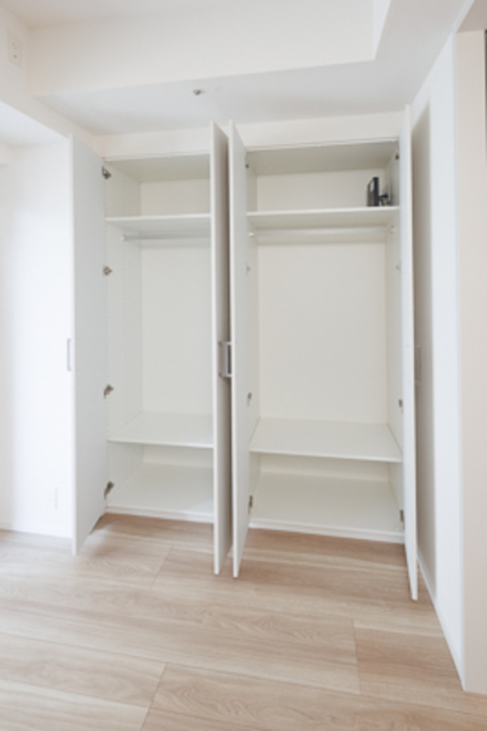 長い衣服も片付けられます。セクション分けがされてて整理整頓もしやすそうです。※写真は同タイプ住戸です。