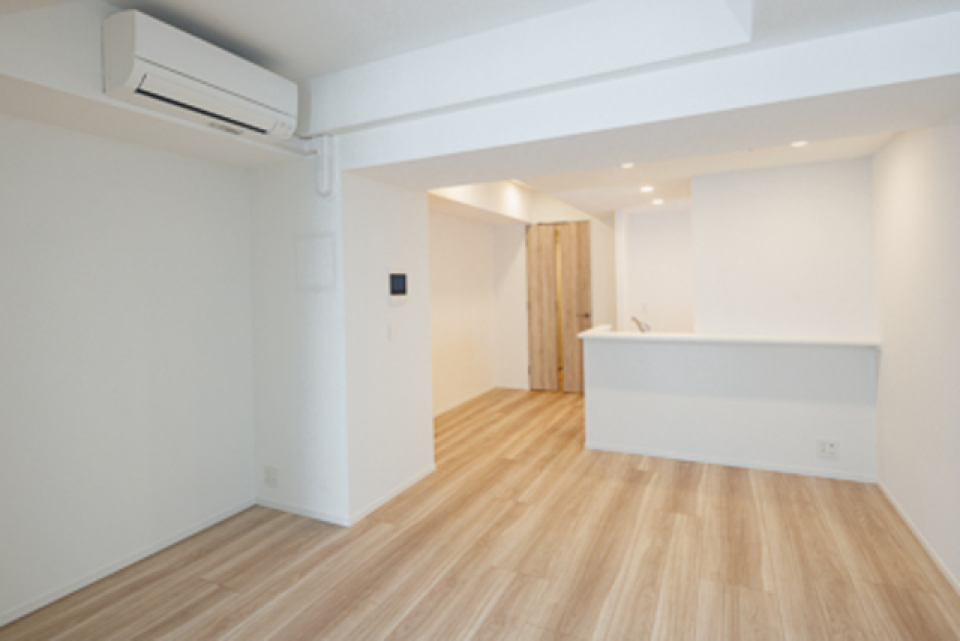 カウンター付きのキッチン。１０．５帖のリビングダイニングです。※写真は同タイプ住戸です。