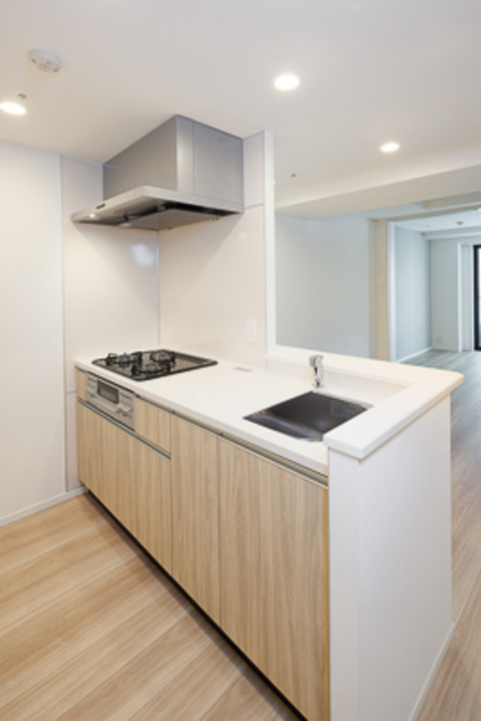 ３口のガスコンロが設置されたキッチン。ゆとりがあって調理がしやすそうです。※写真は同タイプ住戸です。