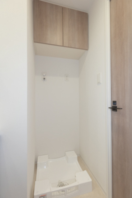室内洗濯機置き場です。頭上に収納棚が付いています。
※写真は同タイプ住戸です。