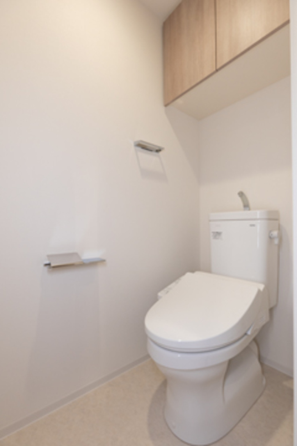 トイレです。こちらも頭上に収納棚が付いています。
※写真は同タイプ住戸です。