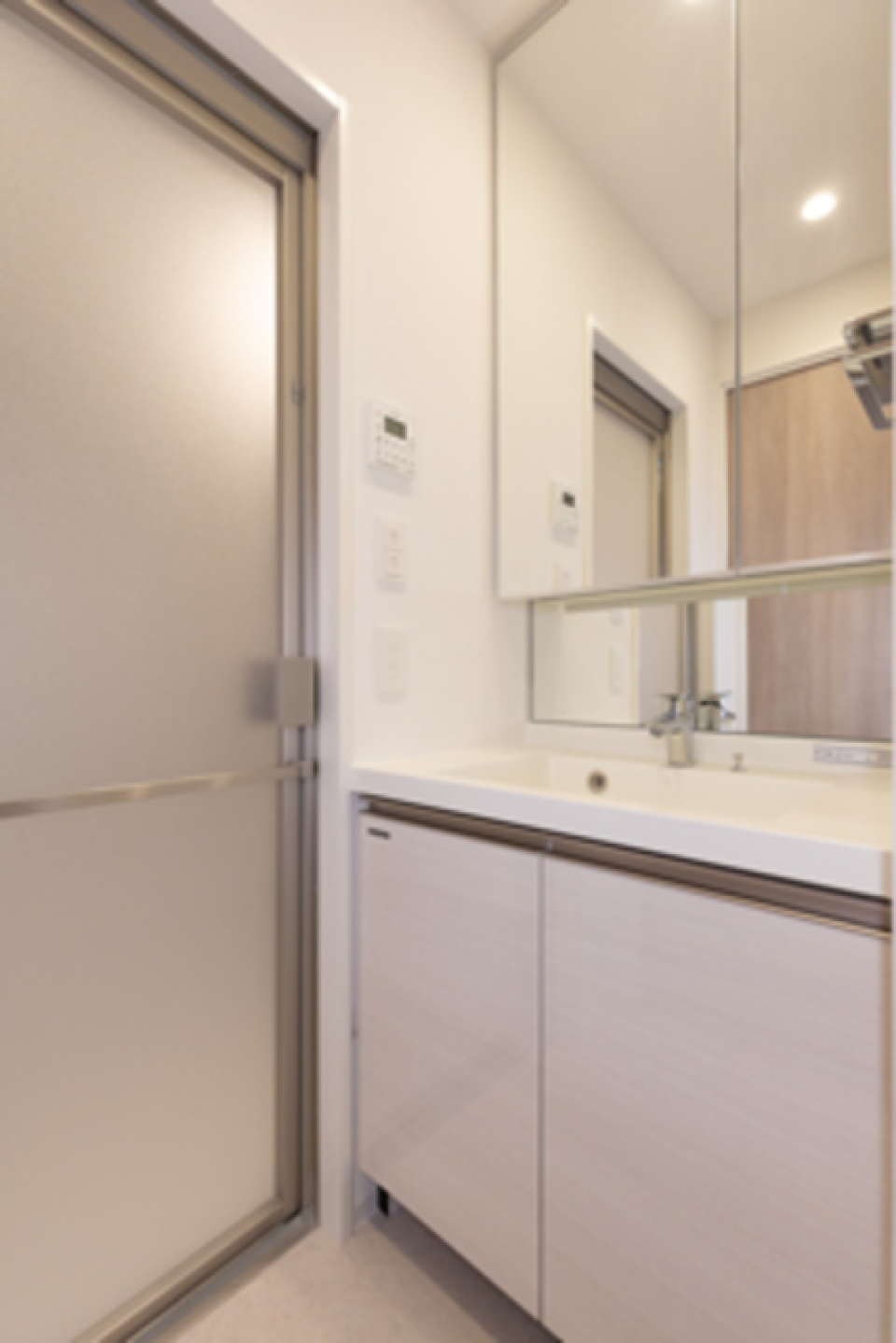 広々と使用できる独立洗面台です。
※写真は同タイプ住戸です。