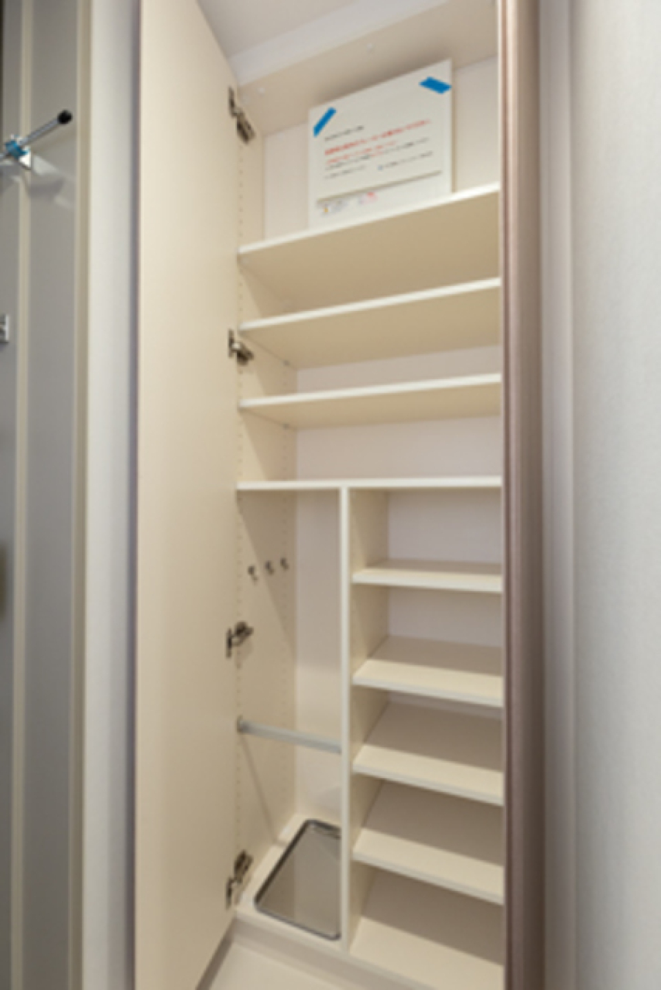 シューズボックスが付いています。
※写真は同タイプ住戸です。