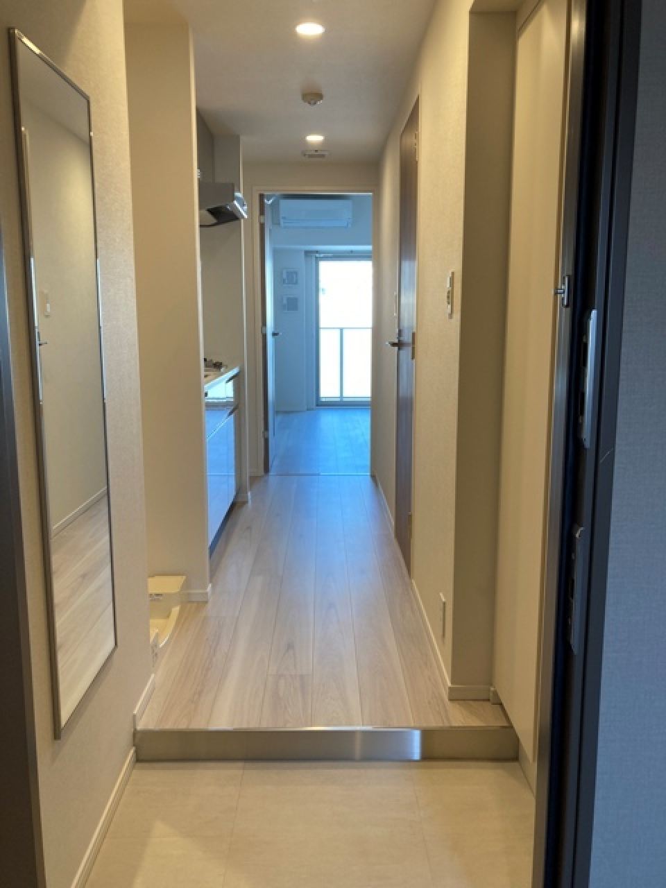 玄関からの様子です。鏡とシューズボックス付きです。
※写真は同タイプ住戸です。