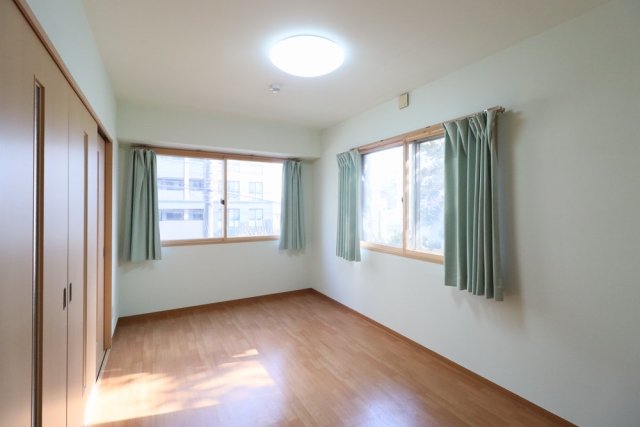 窓が蓋方向にあるので、自然光を集めやすそうです。