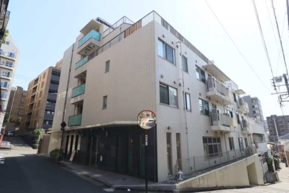 ６階建ての建物の２階にあるお部屋です。