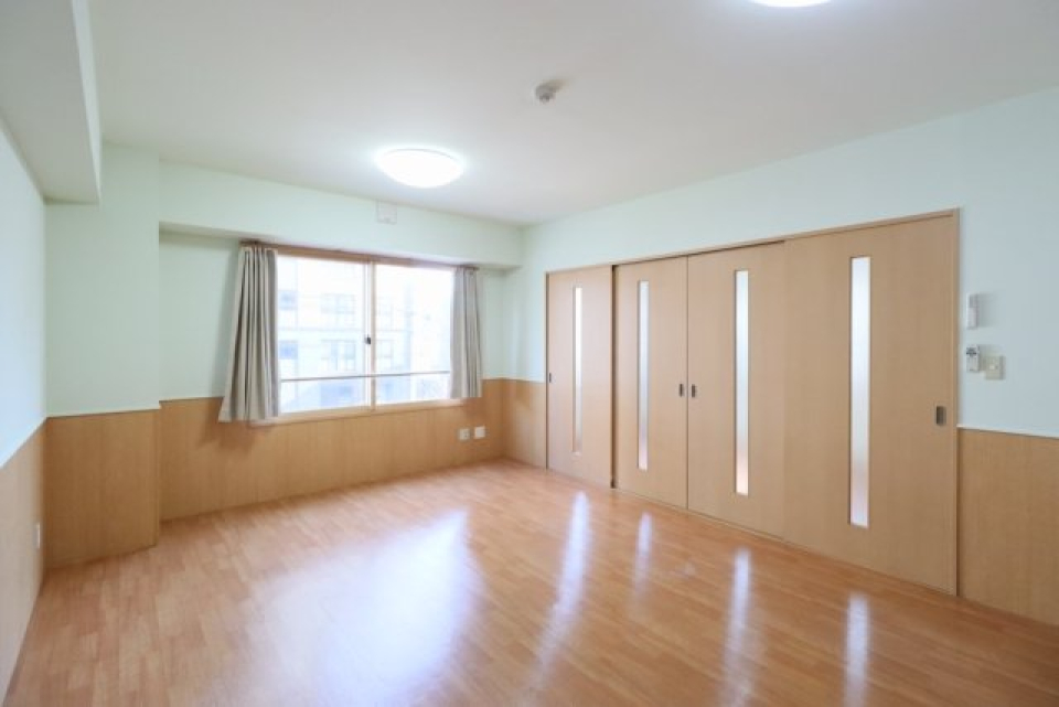 南東向きの洋室で、明るい光が差し込みます。