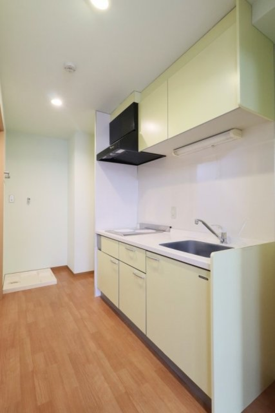 キッチンは２口ついていて、収納も完備されています。