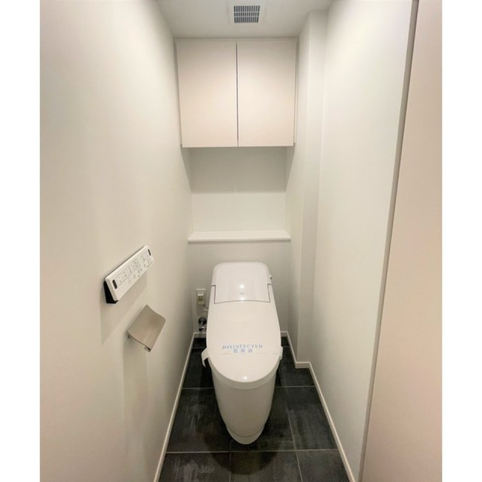 トイレです。頭上に収納棚が付いています。