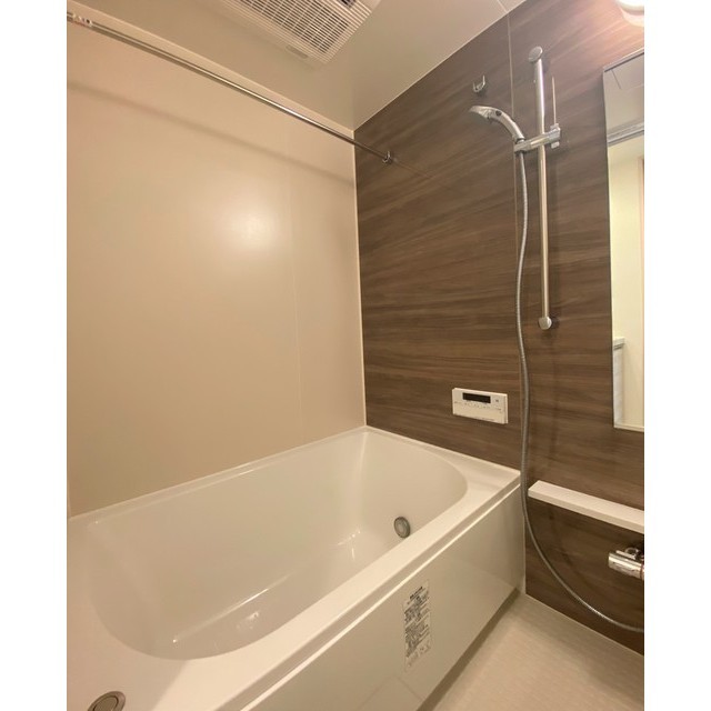 落ち着いたトーンのパネルでつい長居してしまいそうな洋室。