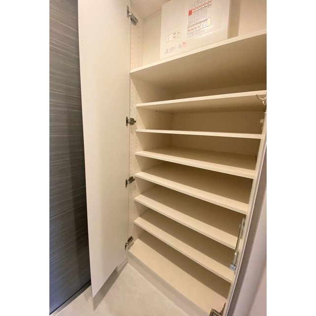 １〜２人暮らしにはちょうどいい容量のシューズボックス。