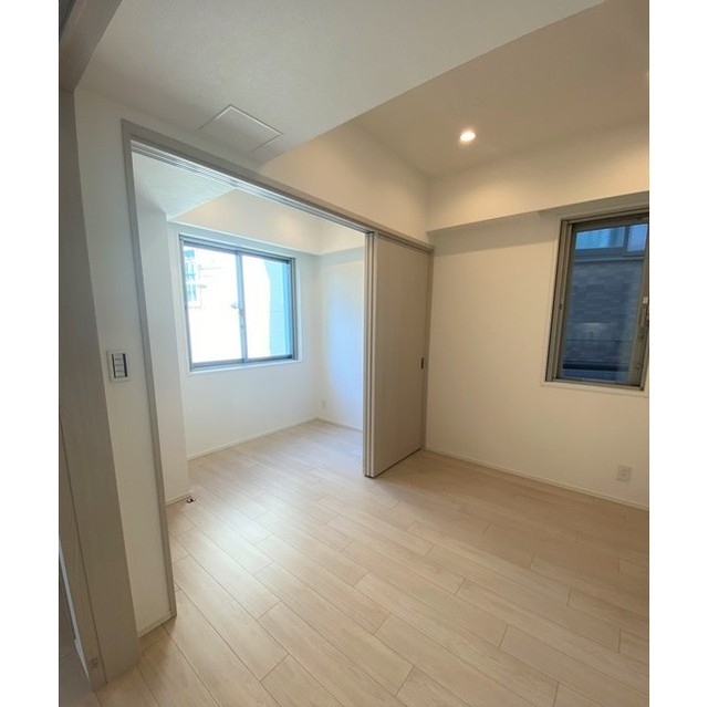 洋室は４．０帖と３．６帖あり、可動式のスライドドアで空間を仕切ることができます。