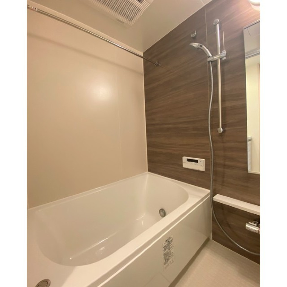 落ち着いたトーンのパネルでつい長居してしまいそうな洋室。