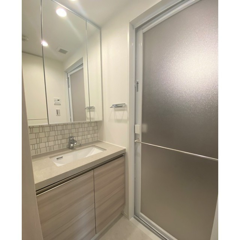 ３面鏡にうまく収納して綺麗に使いたいです。