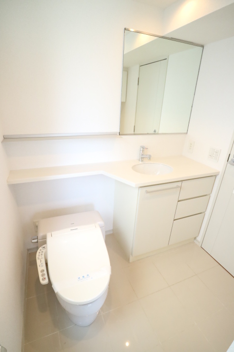 トイレと洗面台はお隣同士。※参考写真