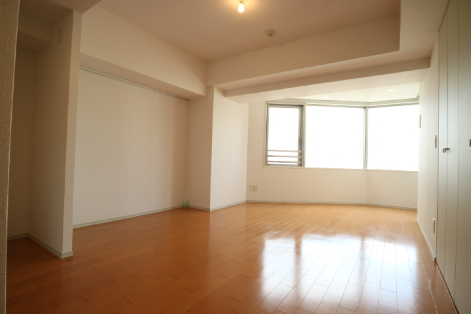 横幅のある窓で自然光を取り入れて。※参考写真