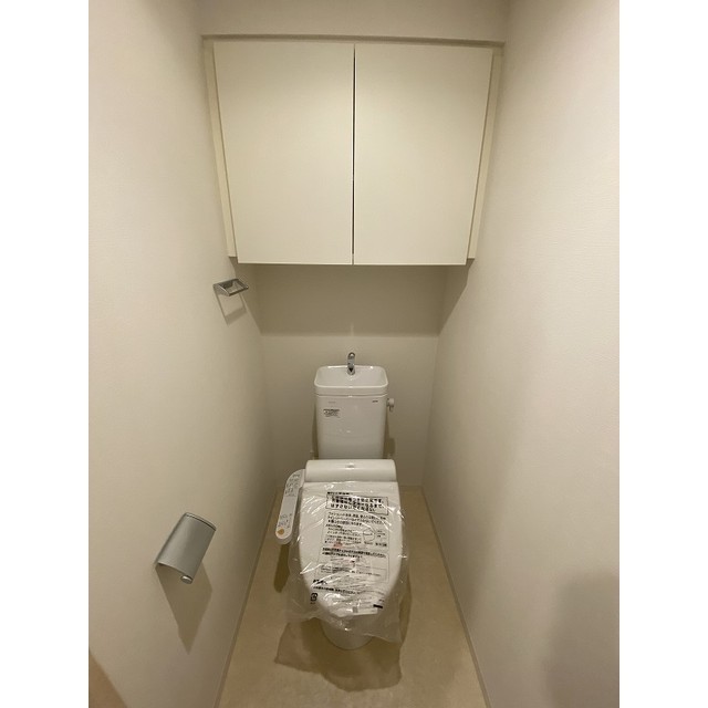 トイレです。頭上に収納棚が付いています。