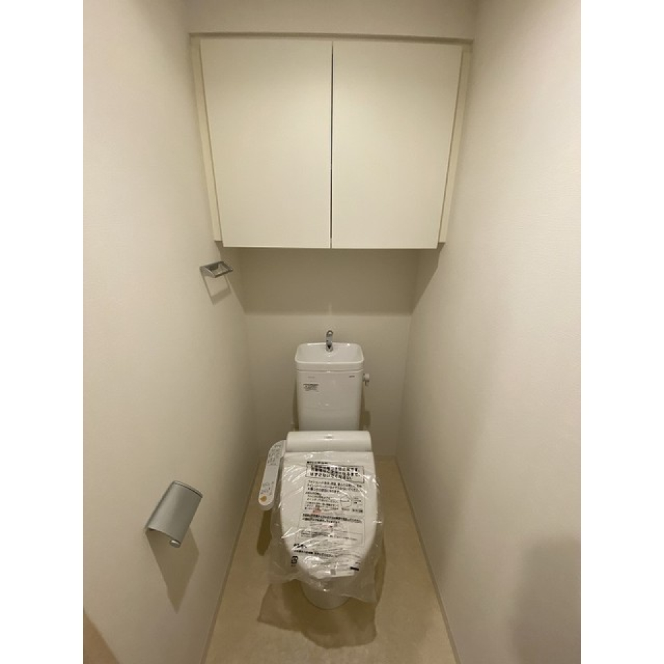 トイレです。頭上に収納棚が付いています。