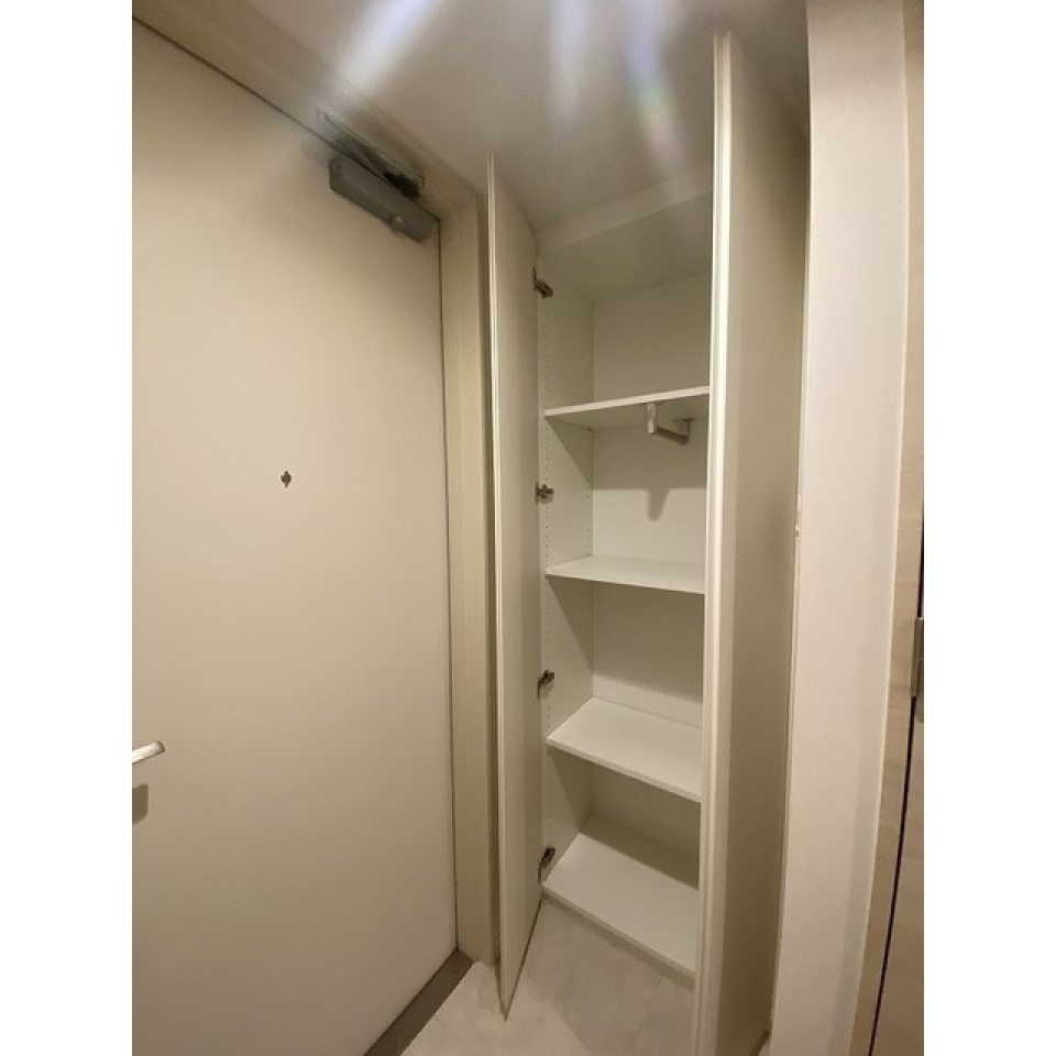 玄関です。シューズボックスが付いています。