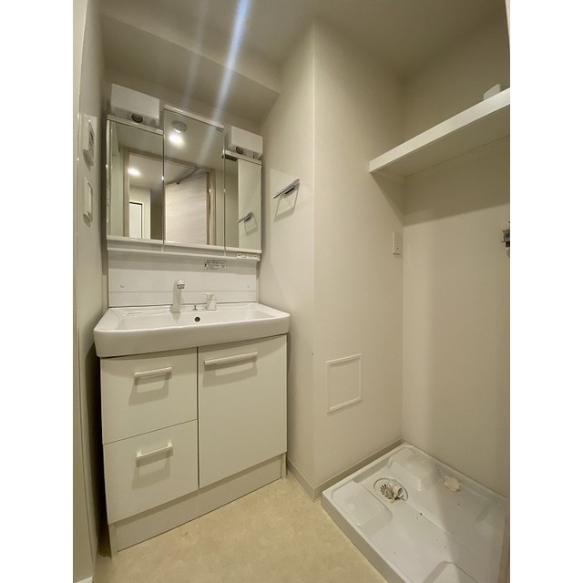 ３面鏡の洗面台です。